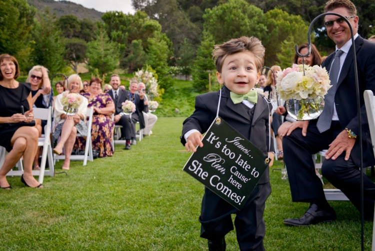 cutest-page-boy-signs-funny-wedding-photo-cute-mrs2be-750x501